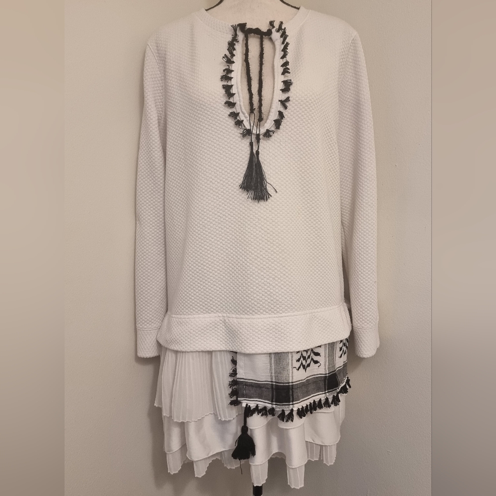 Palestinian keffiyeh details sweater/tunic with modern style and tassels